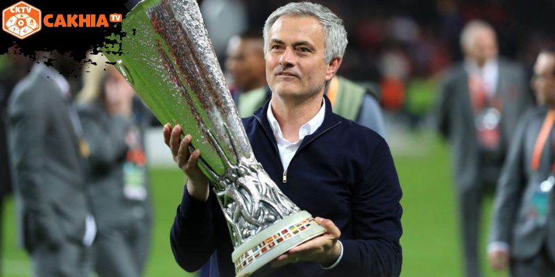 Stamford Bridge náo nhiệt khi Mourinho xuất hiện, CĐV Chelsea háo hức theo dõi